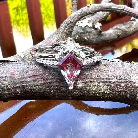 Kite Shape Alexandrite Rings Handcrafted in Sterling Silver 925 with Moissanite - Picture 5 of 11